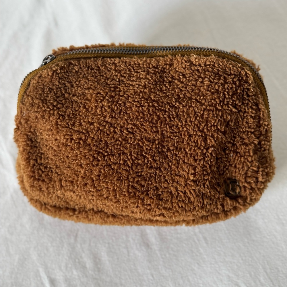 Lululemon Everywhere Belt Bag Fleece Large 1L ONE SIZE (Brown Earth Gold)